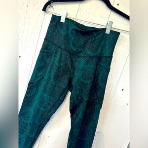 Champion Green Black Snake Skin Print Leggings Pockets! Size Small